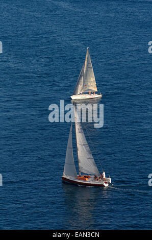 Voilier cruiser/racers la voile sur un cours de collision avec voile au près en premier plan ayant "Droit de passage". Banque D'Images