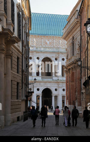 Les touristes marchant dans une rue vers la Basilique palladienne de Vicence, Italie, Vénétie. Banque D'Images