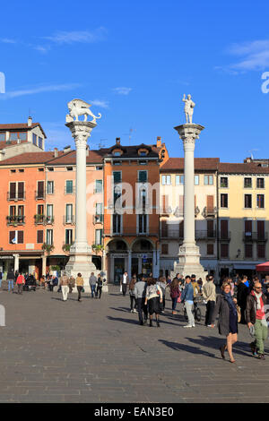 Les touristes par les colonnes avec le lion de St Marc et le Rédempteur sur la Piazza dei Signori, à Vicenza, Italie, Vénétie. Banque D'Images