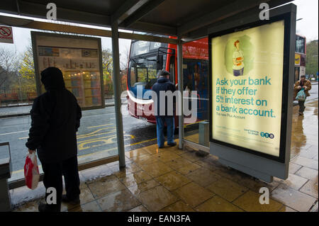 Abri Bus publicité TSB Bank dans le centre-ville sur Princes Street Edinburgh Scotland UK Banque D'Images