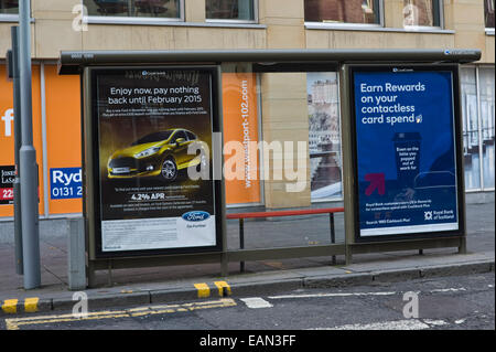 Abri Bus Ford publicité & Royal Bank of Scotland en centre-ville d'Édimbourg, Écosse, Royaume-Uni Banque D'Images