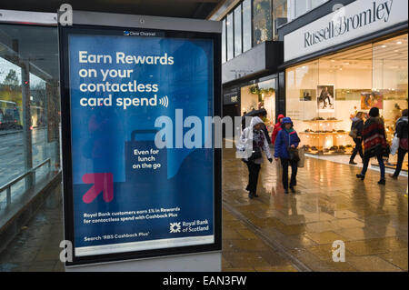 Abri Bus publicité Royal Bank of Scotland dans le centre-ville sur Princes Street Edinburgh Scotland UK Banque D'Images