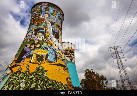 L'Afrique du Sud, Soweto, peint la tour de refroidissement d'une centrale de charbon désaffectées Banque D'Images