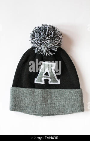 État de cèdre bobble hat avec la lettre A sur pompom et isolé sur fond blanc Banque D'Images