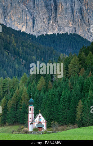 Dolomites. La petite église de S.Giovanni in saintes, situé dans la vallée de Funes, dans le Tyrol du Sud, Italie. Banque D'Images