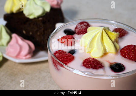 Crème au Chocolat gâteau décoré avec Banque D'Images