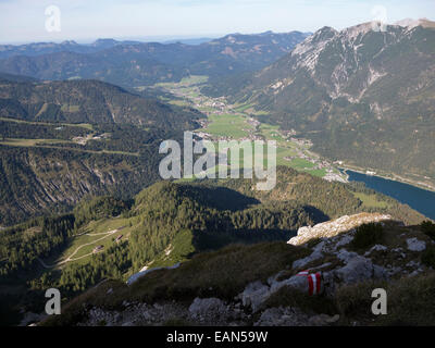 À la recherche sur le lac Achensee de la sentier de randonnée pédestre à Seekarspitze, Ischgl, Autriche Banque D'Images