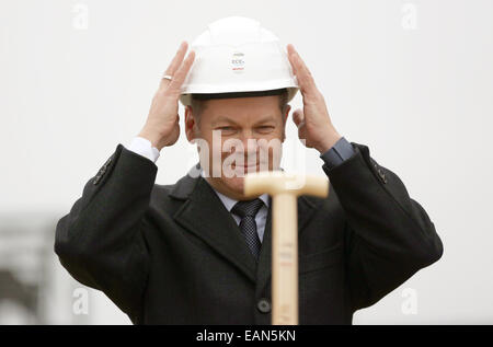 Hambourg, Allemagne. 18 Nov, 2014. Maire de Hambourg Olaf Scholz met sur un casque à la première de la ville d'Altona Mitte Projet de développement à Hambourg, Allemagne, 18 novembre 2014. © AFP PHOTO alliance/Alamy Live News Banque D'Images