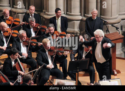 Washington, DC, USA. 18 Nov, 2014. L'Orchestre philharmonique tchèque, menée par Jiri Belohlavek, joué Bedrich Smetana's poème symphonique Vltava et Antonin Dvorak Symphonie du Nouveau Monde de la lors d'un concert à la cathédrale nationale de Washington qui a marqué le 25e anniversaire de l'explosion de la révolution anti-communiste dans l'ancienne Tchécoslovaquie. Washington, USA, le 18 novembre 2014. © CTK/Alamy Live News Banque D'Images