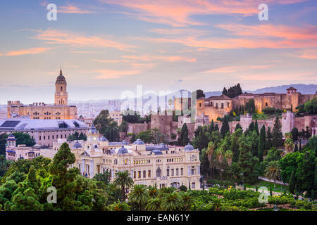 Malaga, Espagne cityscape à la Cathédrale, l'Hôtel de ville et citadelle Alcazaba de Málaga. Banque D'Images