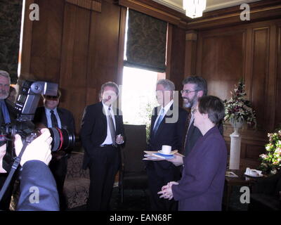 13 Dec 2000, Exclusive dans les coulisses à l'intérieur de Stormont quand Bill Clinton et George Mitchell a rencontré les membres du Sinn Fein. Banque D'Images