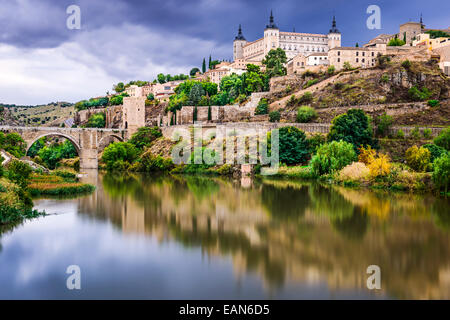 Tolède, Espagne ville skyline sur le Tage. Banque D'Images