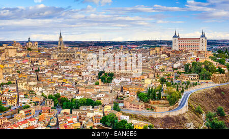 Tolède, Espagne ville skyline sur le Tage, à l'aube. Banque D'Images