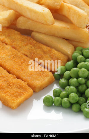 Fish Fingers chips and Peas un repas populaire pour enfants Banque D'Images