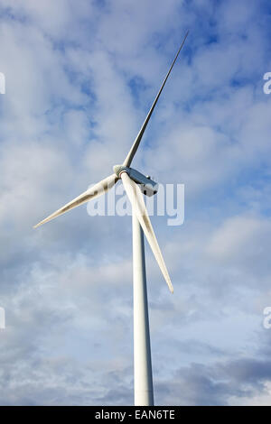 Aérogénérateur au sommet d'une colline pour la production d'énergie propre et renouvelable en Terras Altas de Fafe, Portugal Banque D'Images