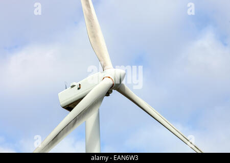 Aérogénérateur au sommet d'une colline pour la production d'énergie propre et renouvelable en Terras Altas de Fafe, Portugal Banque D'Images