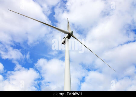 Aérogénérateur au sommet d'une colline pour la production d'énergie propre et renouvelable en Terras Altas de Fafe, Portugal Banque D'Images