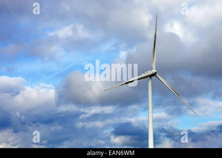 Aérogénérateur au sommet d'une colline pour la production d'énergie propre et renouvelable en Terras Altas de Fafe, Portugal Banque D'Images