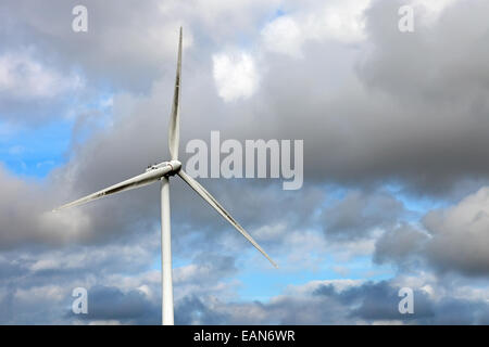 Aérogénérateur au sommet d'une colline pour la production d'énergie propre et renouvelable en Terras Altas de Fafe, Portugal Banque D'Images