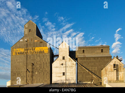 Les agriculteurs et l'ascenseur Harvey les agriculteurs plus âgés de l'élévateur de l'Union. Banque D'Images