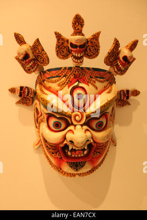 Masque de Mahakala tibétain avec cinq crânes Banque D'Images