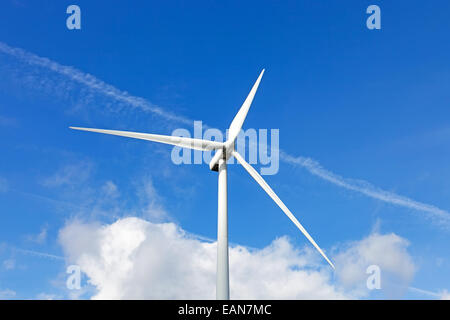 Aérogénérateur au sommet d'une colline pour la production d'énergie propre et renouvelable en Terras Altas de Fafe, Portugal Banque D'Images