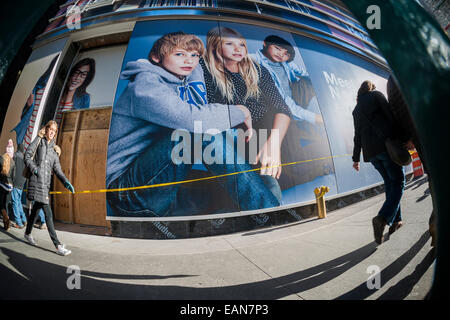 Passant devant une annonçant l'arrivée imminente d'un magasin Gap dans le Lower Manhattan à New York Banque D'Images