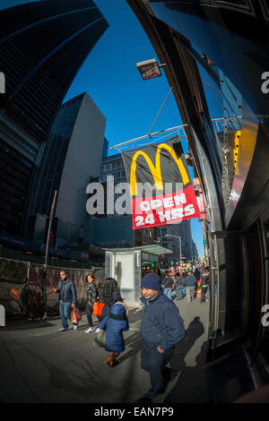 Un restaurant McDonald's dans le Lower Manhattan à New York, le samedi 15 novembre 2014. (© Richard B. Levine) Banque D'Images