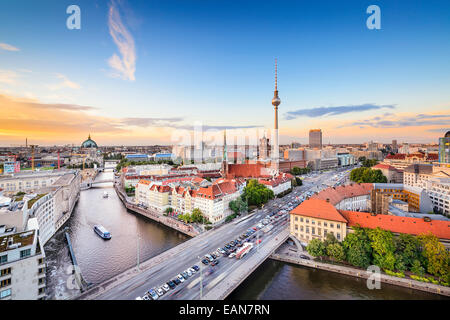 Berlin, Allemagne skyline sur la rivière Spree. Banque D'Images