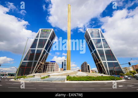 MADRID, ESPAGNE - 16 octobre 2014 : les tours Puerta de Europa, vue de la Plaza de Castilla. Banque D'Images