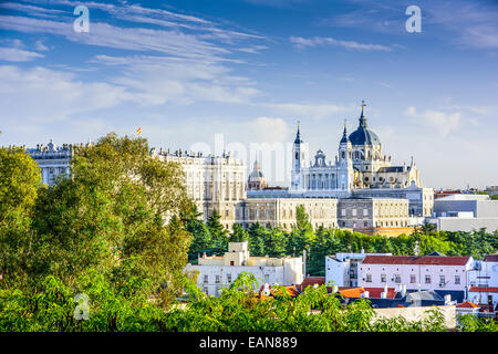 Madrid, Espagne skyline at Santa Maria la Real de la cathédrale Almudena et le Palais Royal. Banque D'Images