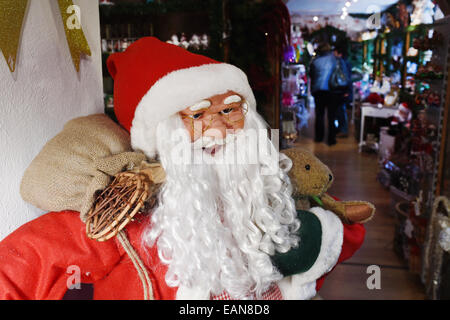 Doebbelin, Allemagne. 17 novembre, 2014. Une figure du Père Noël et d'autres objets de Noël dans la salle de vente à 'Bismarck, Weihnachtswelt ' ouvert toute l'année dans le sous-sol du manoir dans Doebbelin, Allemagne, 17 novembre 2014. Plus de 10 000 articles de Noël sont en vente ici. Le manoir, où l'on trouve aussi un café avec des gâteaux, à la famille depuis 9 générations. Alexander von Bismarck, petit-neveu du chancelier Otto von Bismarck, le manoir rénové en 1999. Photo : Jens Kalaene/dpa/Alamy Live News Banque D'Images