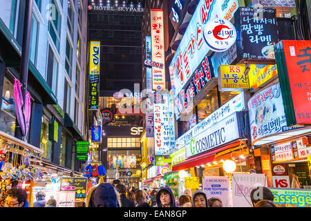 Le district de Myeong-Dong la nuit à Séoul. L'emplacement est la première circonscription pour faire du shopping dans la ville. Banque D'Images