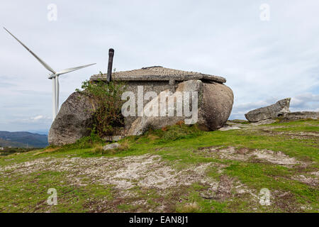 Casa do Penedo, une maison construite entre d'énormes rochers dans la région de Fafe, Portugal. Souvent considéré comme un des plus étranges de maisons dans le monde Banque D'Images