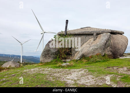 Casa do Penedo, une maison construite entre d'énormes rochers dans la région de Fafe, Portugal. Souvent considéré comme un des plus étranges de maisons dans le monde Banque D'Images