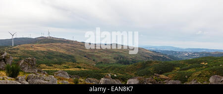 Terras Altas de Fafe paysage avec des éoliennes pour la production d'énergie propre et renouvelable. Portugal Banque D'Images