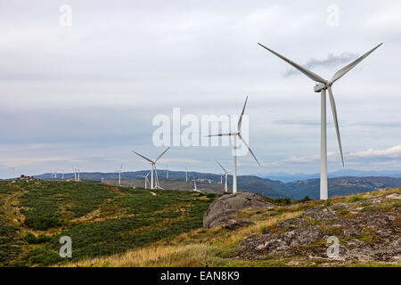 Éoliennes au sommet d'une colline pour la production d'énergie propre et renouvelable en Terras Altas de Fafe, Portugal Banque D'Images