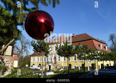 Doebbelin, Allemagne. 17 novembre, 2014. Le parc est déjà décorée pour Noël au manoir dans Doebbelin, Allemagne, 17 novembre 2014. Plus de 10 000 articles de Noël sont disponibles à la vente à 'Weihnachtswlt de Bismarck, ' ouvert toute l'année. Le manoir, où l'on trouve aussi un café avec des gâteaux, à la famille depuis 9 générations. Alexander von Bismarck, petit-neveu du chancelier Otto von Bismarck, le manoir rénové en 1999. Photo : Jens Kalaene/dpa/Alamy Live News Banque D'Images