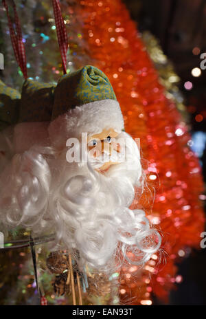 Doebbelin, Allemagne. 17 novembre, 2014. Ornements de Noël dans la salle de vente à 'Bismarck, Weihnachtswelt ' ouvert toute l'année dans le sous-sol du manoir dans Doebbelin, Allemagne, 17 novembre 2014. Plus de 10 000 articles de Noël sont en vente ici. Le manoir, où l'on trouve aussi un café avec des gâteaux, à la famille depuis 9 générations. Alexander von Bismarck, petit-neveu du chancelier Otto von Bismarck, le manoir rénové en 1999. Photo : Jens Kalaene/dpa/Alamy Live News Banque D'Images