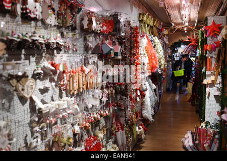 Doebbelin, Allemagne. 17 novembre, 2014. Ornements de Noël dans la salle de vente à 'Bismarck, Weihnachtswelt ' ouvert toute l'année dans le sous-sol du manoir dans Doebbelin, Allemagne, 17 novembre 2014. Plus de 10 000 articles de Noël sont en vente ici. Le manoir, où l'on trouve aussi un café avec des gâteaux, à la famille depuis 9 générations. Alexander von Bismarck, petit-neveu du chancelier Otto von Bismarck, le manoir rénové en 1999. Photo : Jens Kalaene/dpa/Alamy Live News Banque D'Images