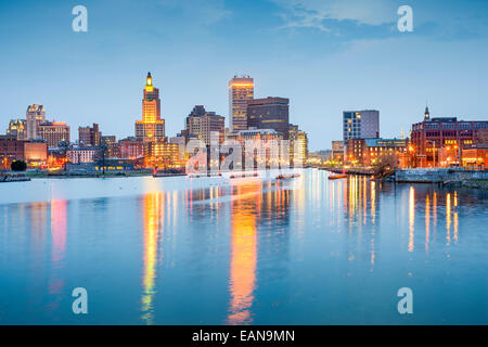 Providence, Rhode Island, USA ville sur la rivière Providence au crépuscule. Banque D'Images