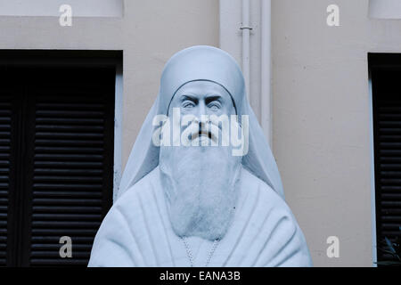 La statue d'un prêtre orthodoxe en dehors d'une cathédrale orthodoxe à Thessalonique, Grèce Banque D'Images