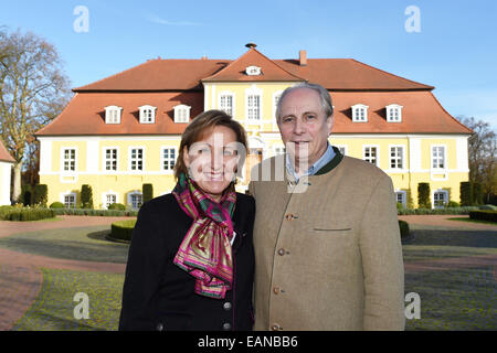 Doebbelin, Allemagne. 17 novembre, 2014. Exclusif - Alexandra et Irina von Bismarck devant le manoir en Doebbelin, Allemagne, 17 novembre 2014. Dans le sous-sol, plus de 10 000 articles de Noël sont en vente dans 'Weihnachtswelt de Bismarck, ' ouvert toute l'année. Le manoir, où l'on trouve aussi un café avec des gâteaux, à la famille depuis 9 générations. Alexander von Bismarck, petit-neveu du chancelier Otto von Bismarck, le manoir rénové en 1999. Photo : Jens Kalaene/dpa/Alamy Live News Banque D'Images