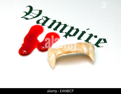 Le mot 'vampire' film d'horreur avec des crocs et du faux sang, Londres Banque D'Images