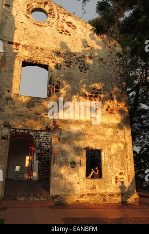 Les femmes assises dans la fenêtre Historique de l'église St. Paul à Melaka, Malaisie Banque D'Images