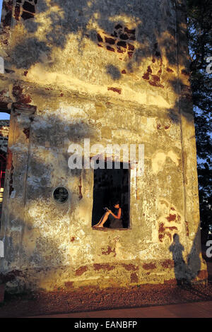 Les femmes assises dans la fenêtre Historique de l'église St. Paul à Melaka, Malaisie Banque D'Images