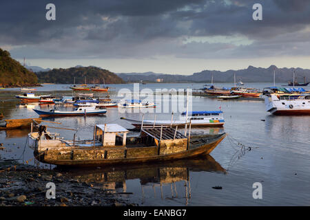 Vieux bateaux de pêche en bois amarré à port de Labuan Bajo sur l'île de Flores Banque D'Images