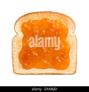 Vue aérienne de confiture d'abricots sur une seule tranche de pain blanc, légèrement grillées. Isolé sur blanc. Banque D'Images