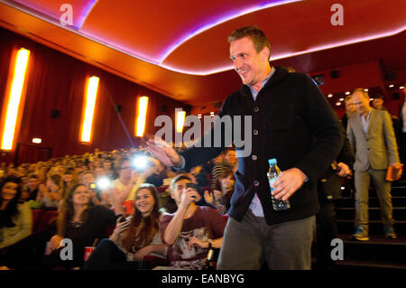 Hambourg, Allemagne. 18 Nov, 2014. L'acteur américain Jason Segel et acteur allemand Rainer Strecker (R) arrivent pour la présentation du livre de Segel au Cinemaxx Kino à Hambourg, Allemagne, 18 novembre 2014. La star hollywoodienne présente son premier livre pour enfants, intitulé "Des cauchemars !" Photo : CHRISTIAN CHARISIUS/dpa/Alamy Live News Banque D'Images