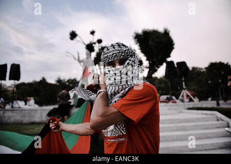 Un manifestant d'immigrants palestiniens lors d'une manifestation à Thessalonique contre l'attaque israélienne dans la bande de Gaza sur juillet 2014, Grèce Banque D'Images